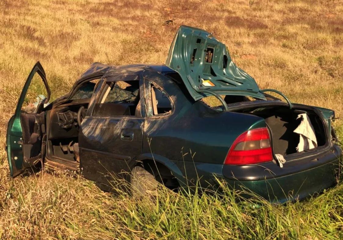 Idoso morre e mulher fica ferida após carro despencar de 200 metros em ribanceira