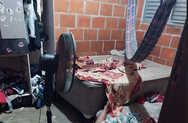 Criminosos invadem casa e matam jovem na frente da mãe no Jorge Teixeira