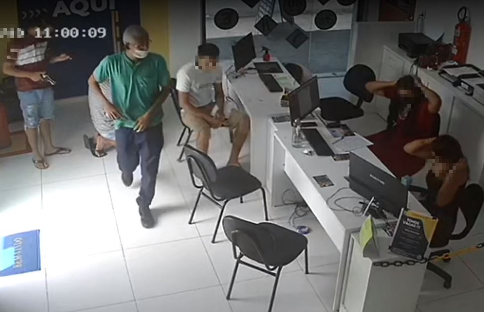 Vídeo: Dupla armada invade autoescola e aterroriza vítimas durante assalto em Manaus
