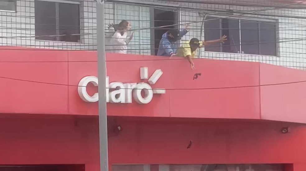 Trio é preso ao fazer reféns durante assalto à loja da Claro