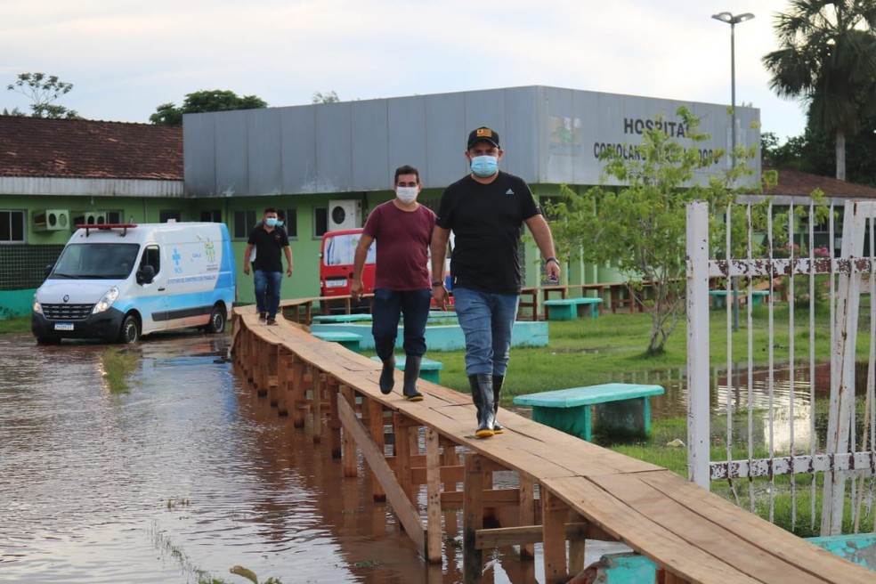 Sob risco de inundar, hospital de Barreirinha é transferido para escola
