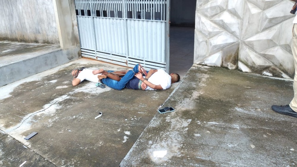 Suspeitos de roubo, jovens são amarrados juntos pela população revoltada