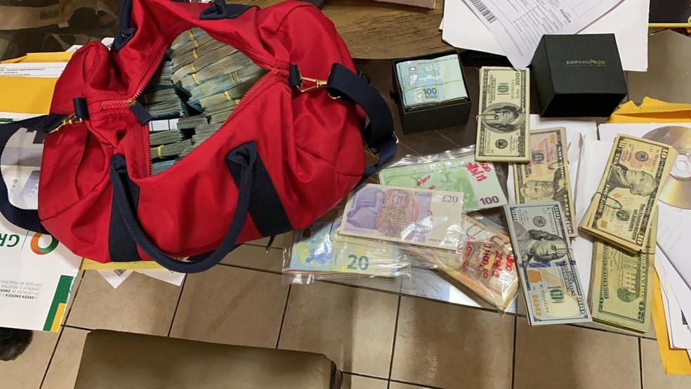 PF apreende bolsa com dinheiro em operação contra delegado bolsonarista