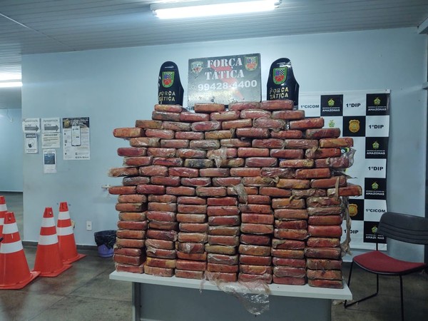 Quadrilha é presa com 128 tabletes de maconha em porta-malas de carro em Manaus