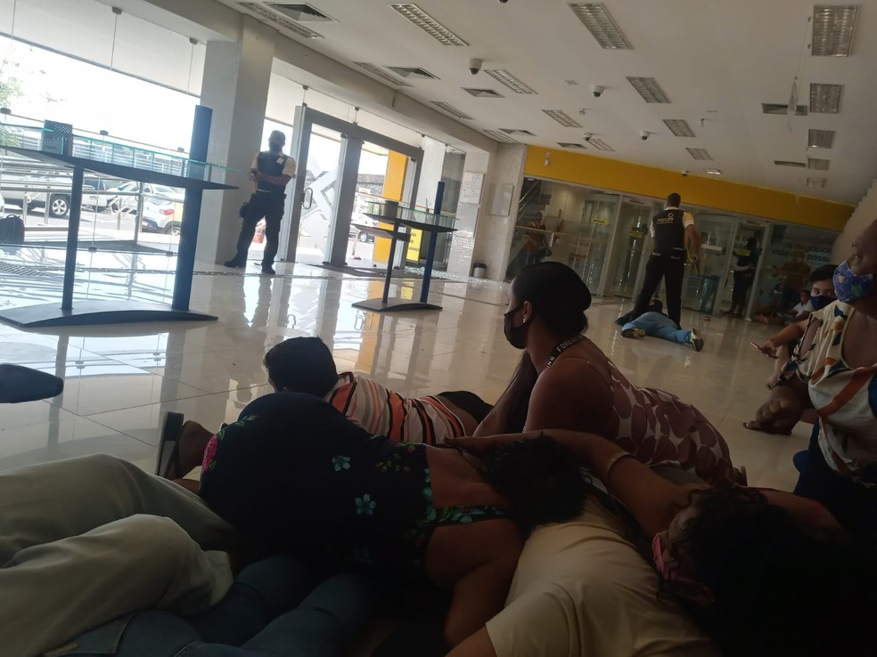 Vídeo: Clientes passam momento de terror durante assalto em banco no Amapá