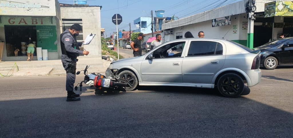 Motociclista fica ferido ao colidir com carro a caminho do trabalho em Manaus