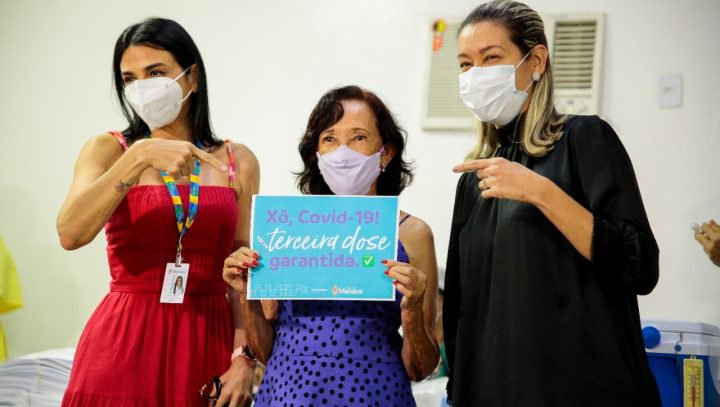Idosos de 70 anos ou mais recebem orientações sobre dose de reforço em Manaus