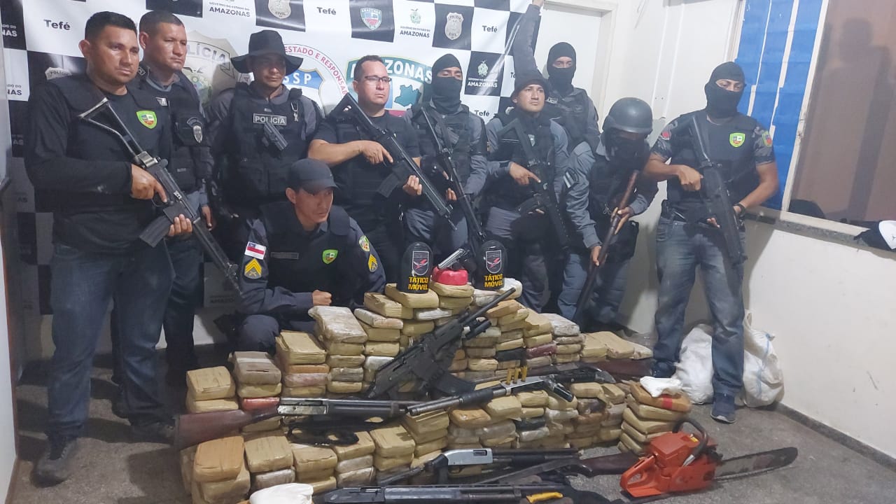 Pirata de rio 'Gambiarra' é preso com 300 kg de drogas e fuzis no Amazonas