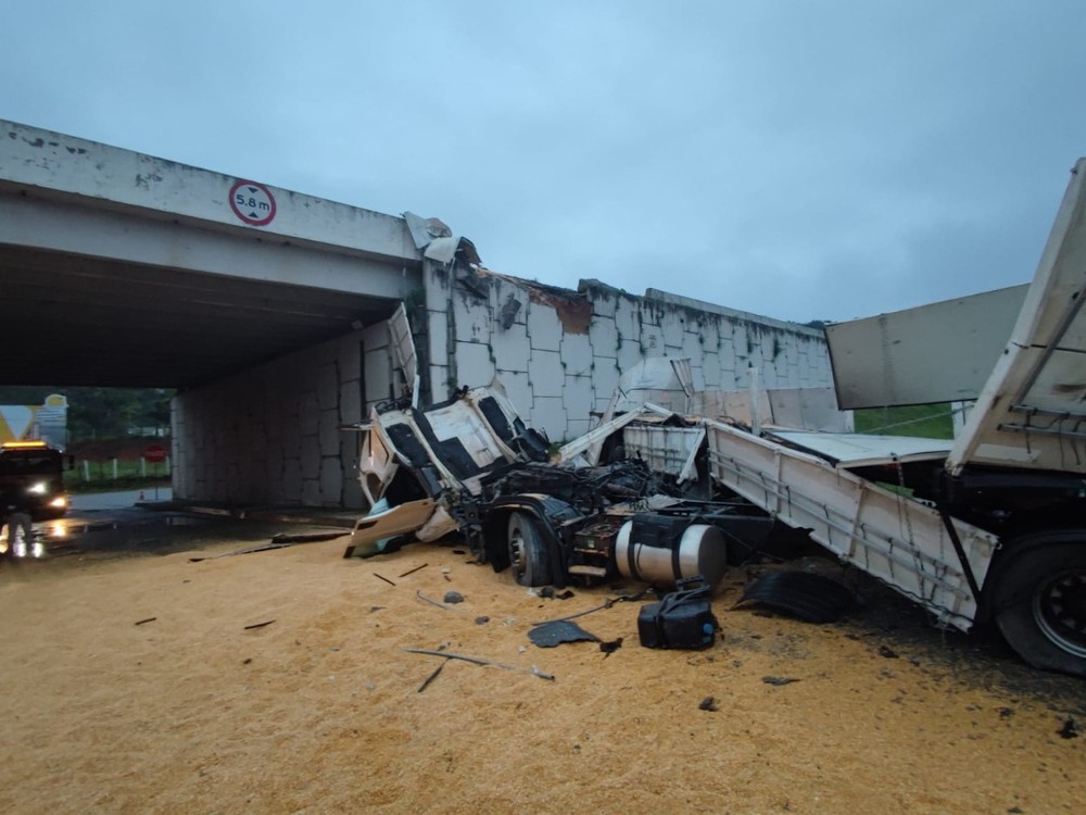Carreta desaba de viaduto e por pouco não esmaga carro; Veja vídeo do acidente