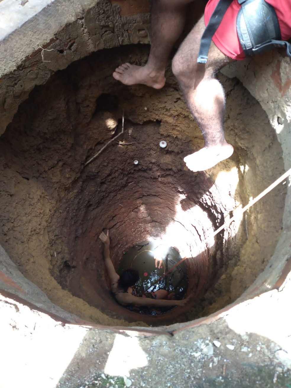 Mãe se joga em poço de 8 metros para salvar filha que despencou enquanto brincava sozinha no quintal