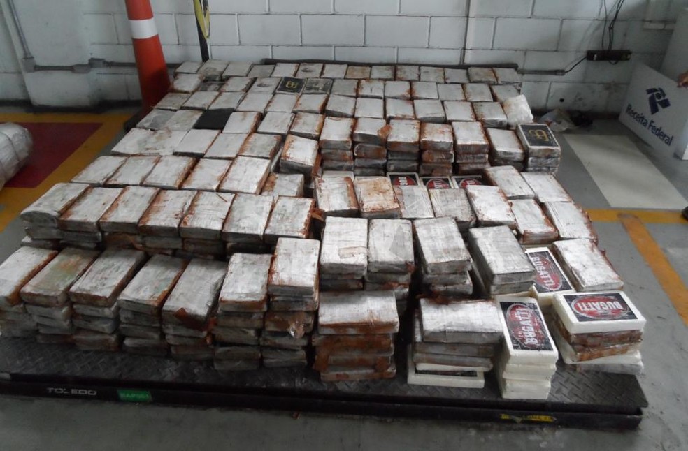 Mais de 1 tonelada de cocaína é encontrada entre carga de açúcar no Porto de Santos
