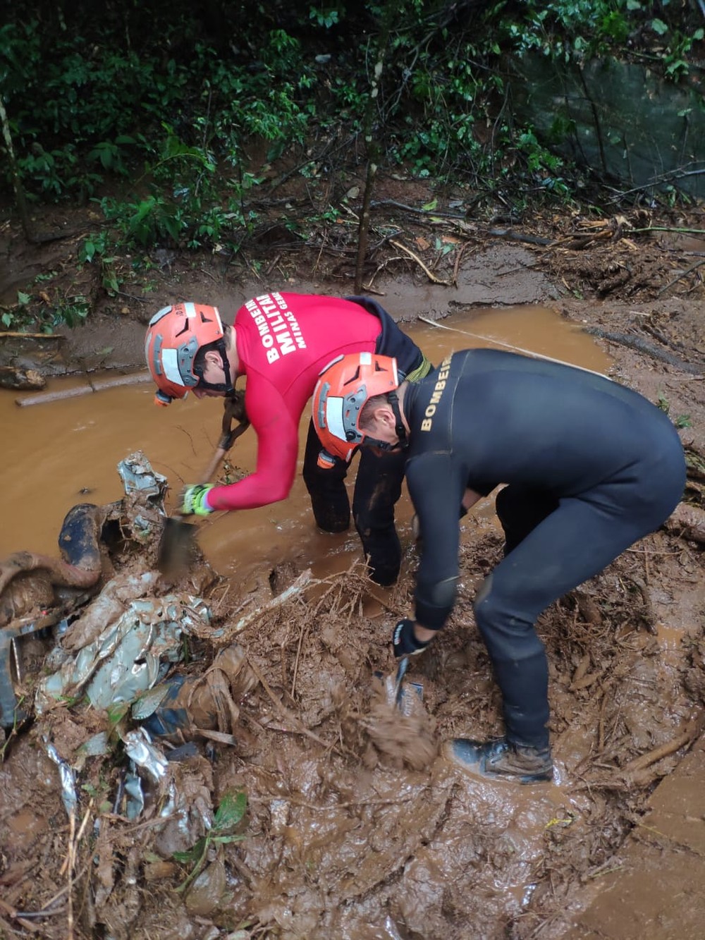 Família morre após carro ser soterrado; Criança de 3 anos foi arremessada com impacto