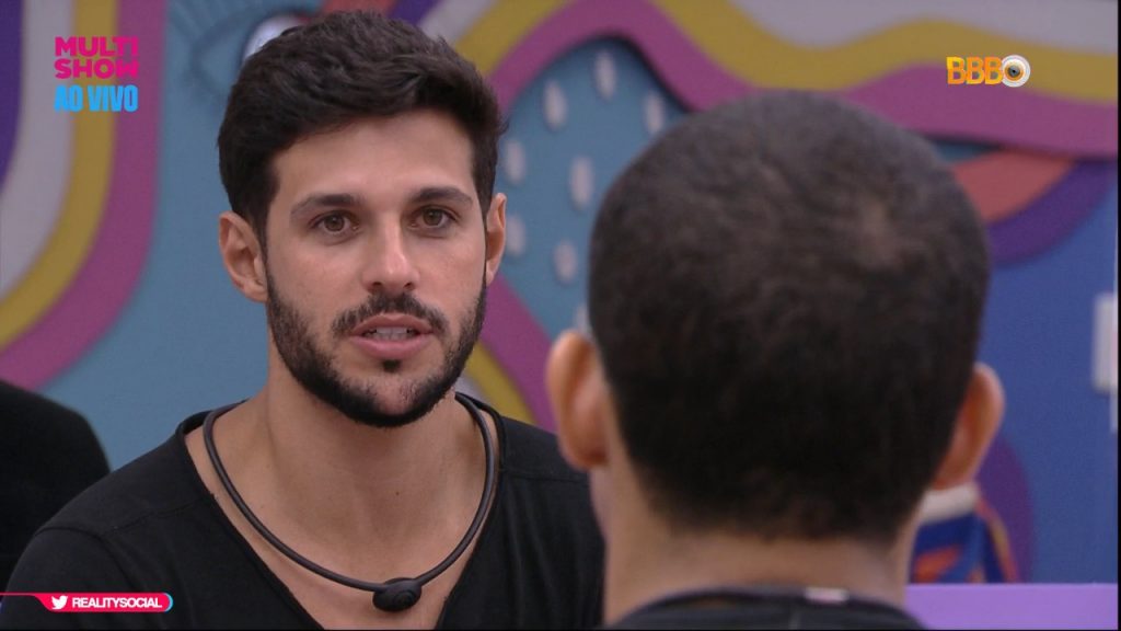Rodrigo usa o termo 'traveco' e é repreendido por brothers no BBB 22