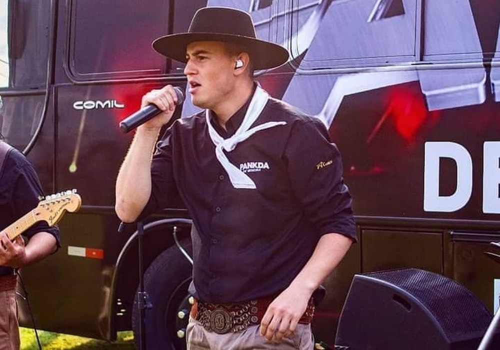 Cantor morre após receber descarga elétrica de guitarra durante passagem de som