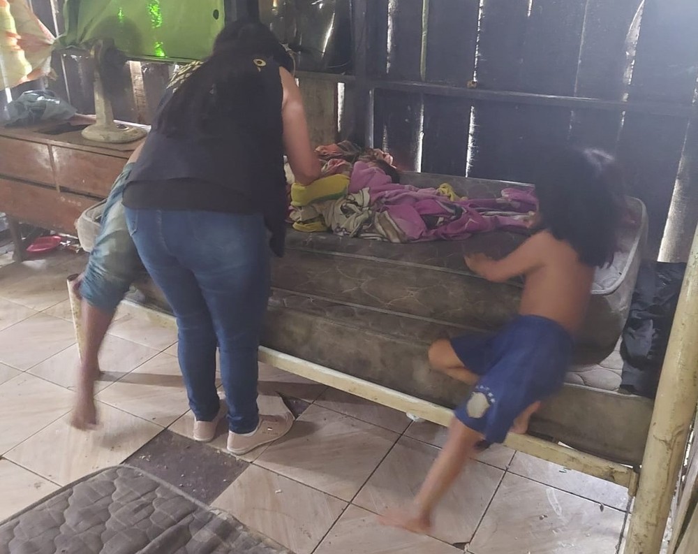 Crianças abandonadas em casa suja são resgatadas em Manaus: "não parece que humanos moravam ali"