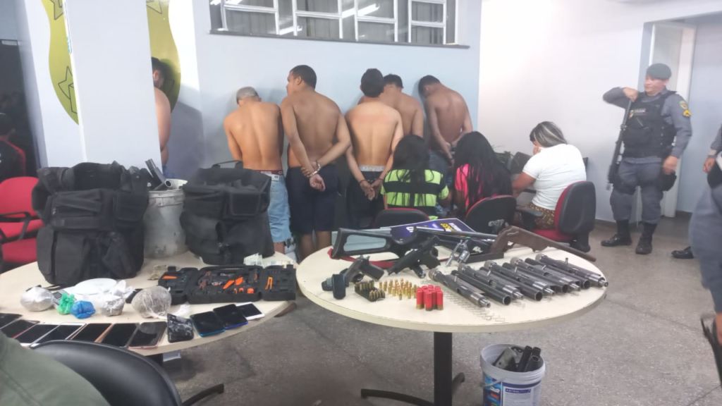 Grupo é preso com armas e explosivos enterrados em casa em Manaus