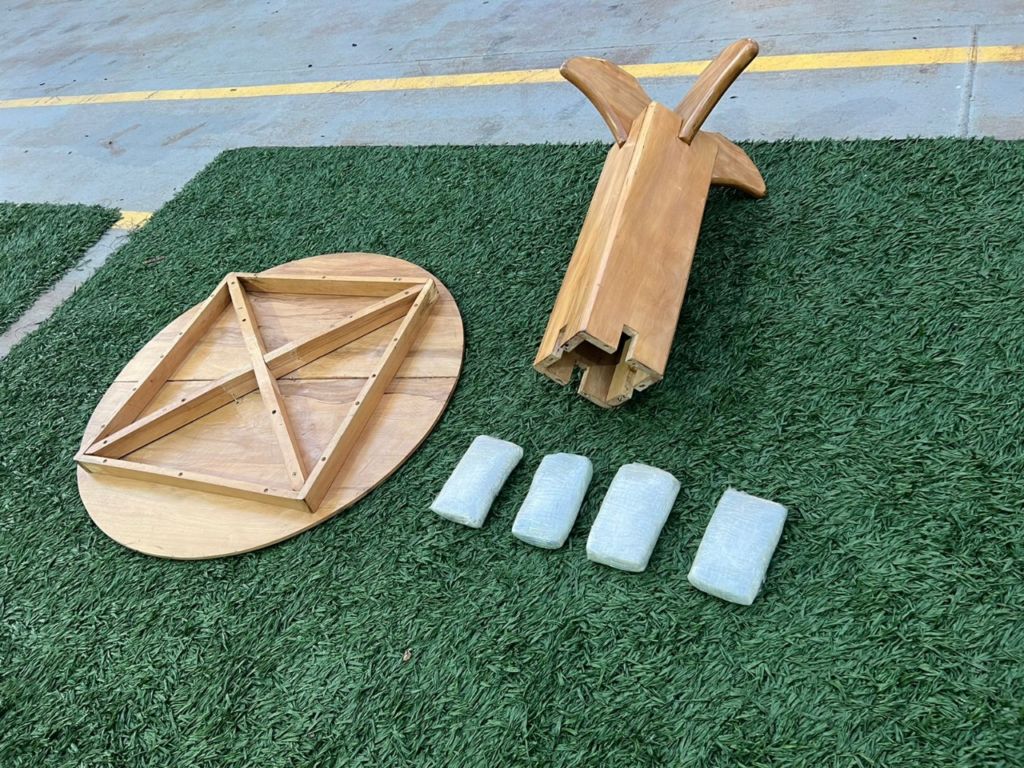Droga avaliada em R$ 30 mil é encontrada dentro de suporte de mesa no Amazonas 