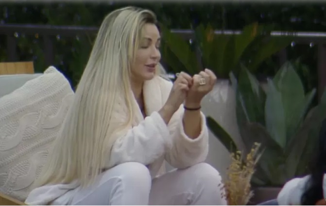 Deolane reclama de ser chamada de 'chifruda' por Tati: 'Ela é baixa'