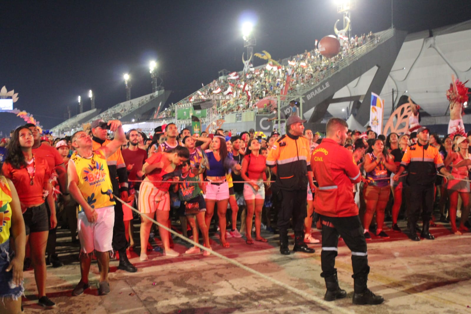 Mais de 30 mil pessoas lotam sambódromo na 3ª noite do Boi Manaus