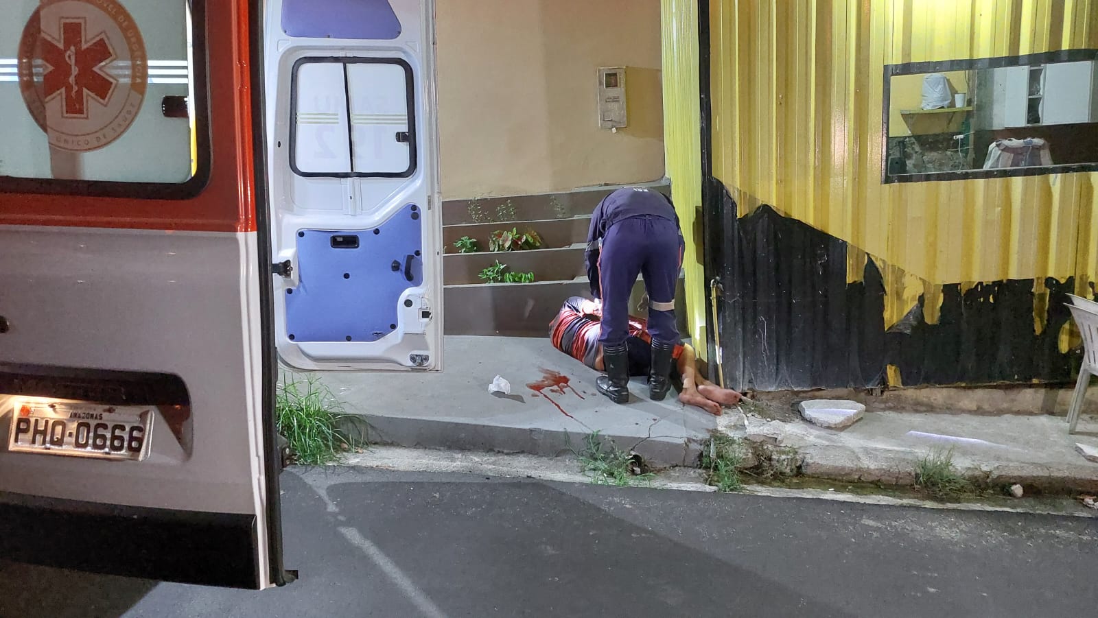 Discussão por dívida termina com homem esfaqueado e baleado em Manaus