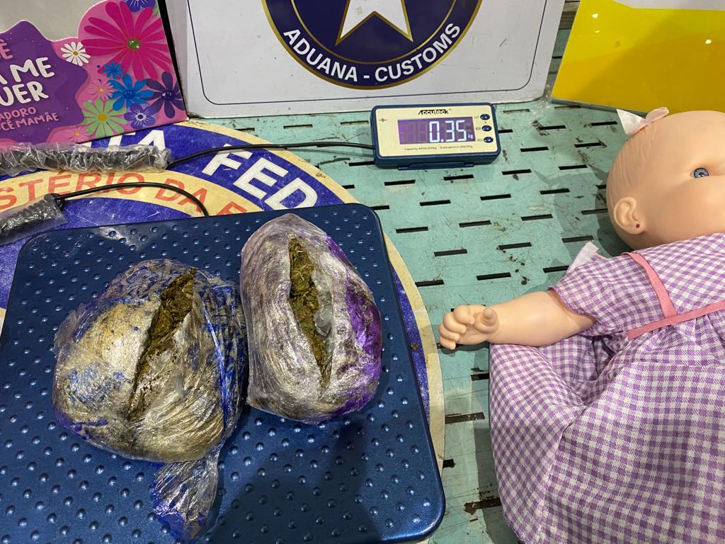 Bonecas recheadas de maconha são apreendidas em Manaus