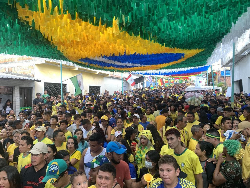 Mais de 3 mil torcedores lotam 'Rua da Copa' em Manaus para assistir jogo do Brasil