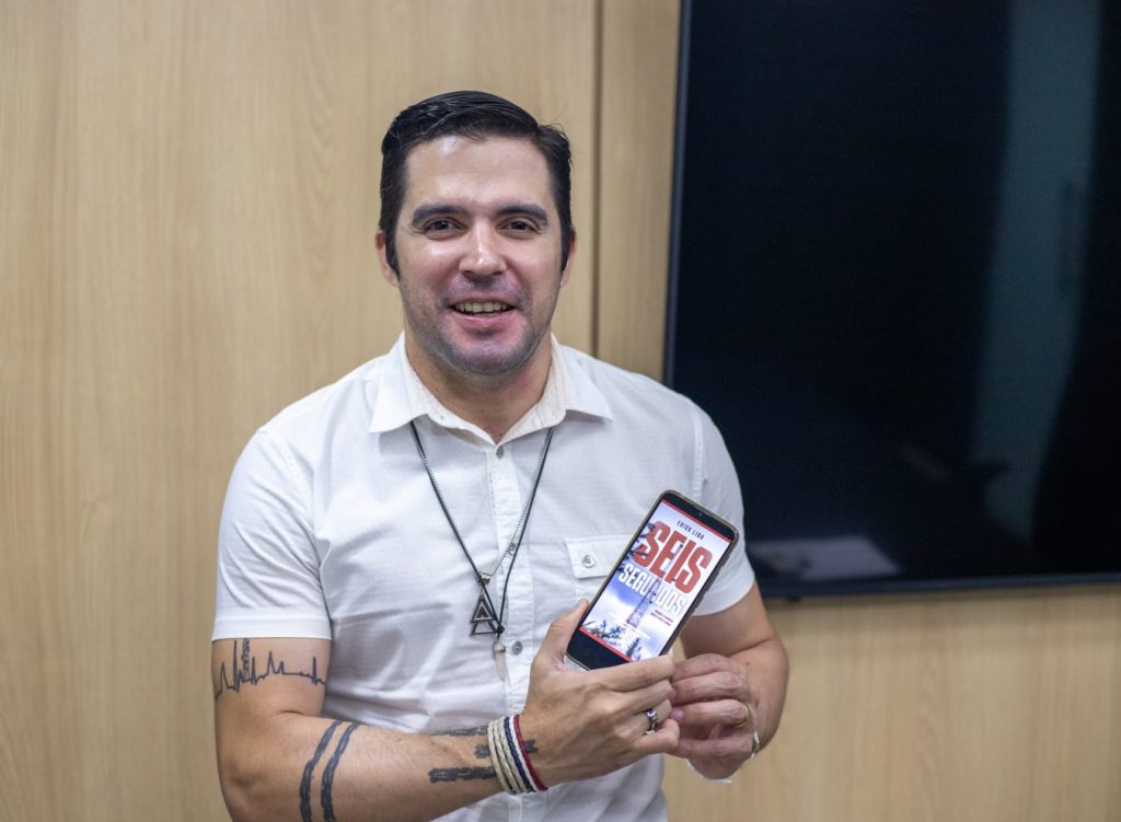 Em Manaus, Erick Lira grava talk show sobre como sobreviveu a  queda de 109 metros