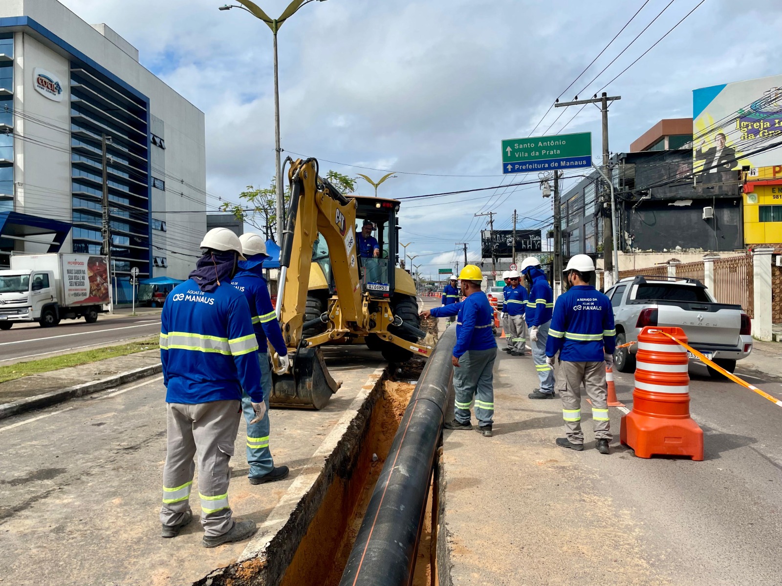 Obra deixa trânsito caótico na Avenida Constantino Nery