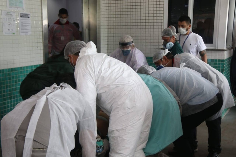 Abril supera o mês mais letal da pandemia no Brasil com quase 70 mil mortes