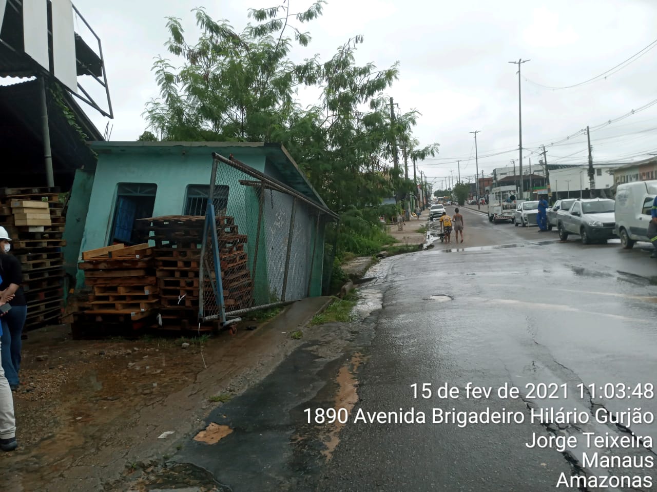 Adutora rompe e causa estrago na zona Leste de Manaus 