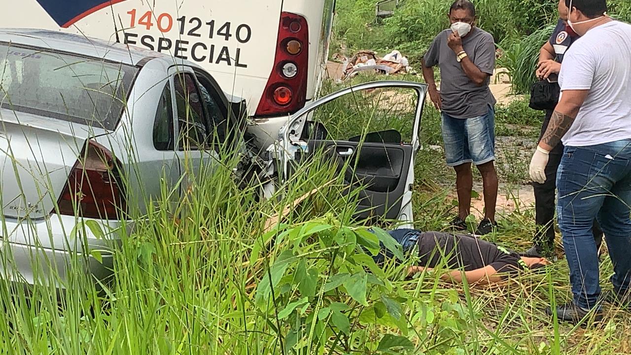 Industriário morre em colisão violenta de carro com rota em Manaus