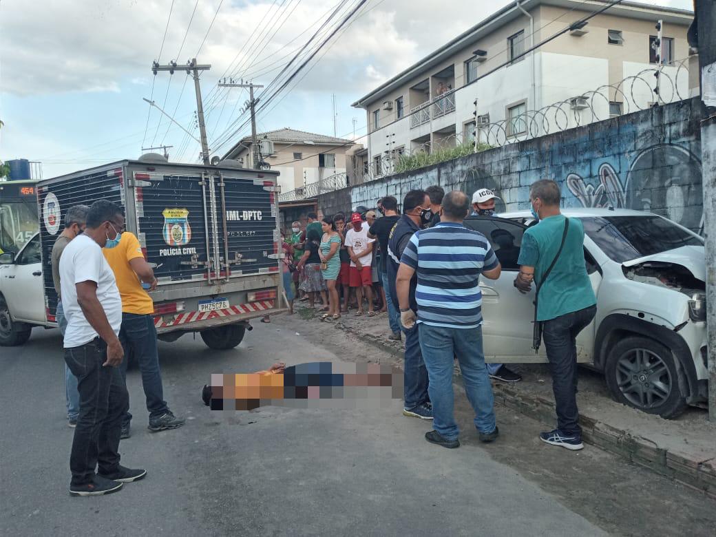 Homem colide carro em muro após ser baleado em ação policial em Manaus