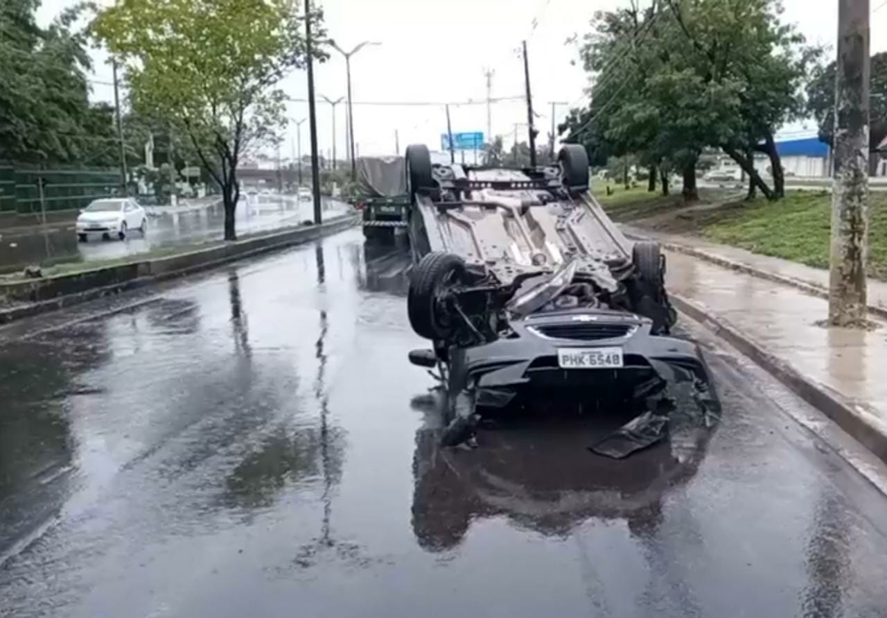 Durante forte chuva, motorista capota carro em avenida de Manaus