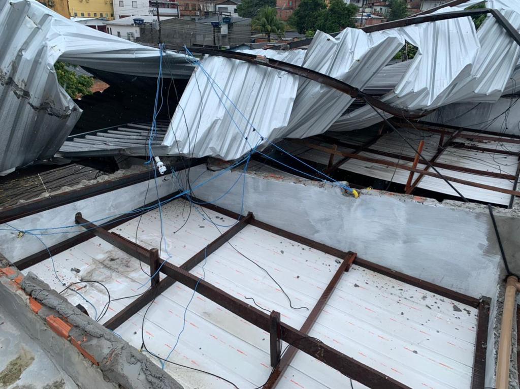 Casa fica destelhada após forte chuva em Manaus 