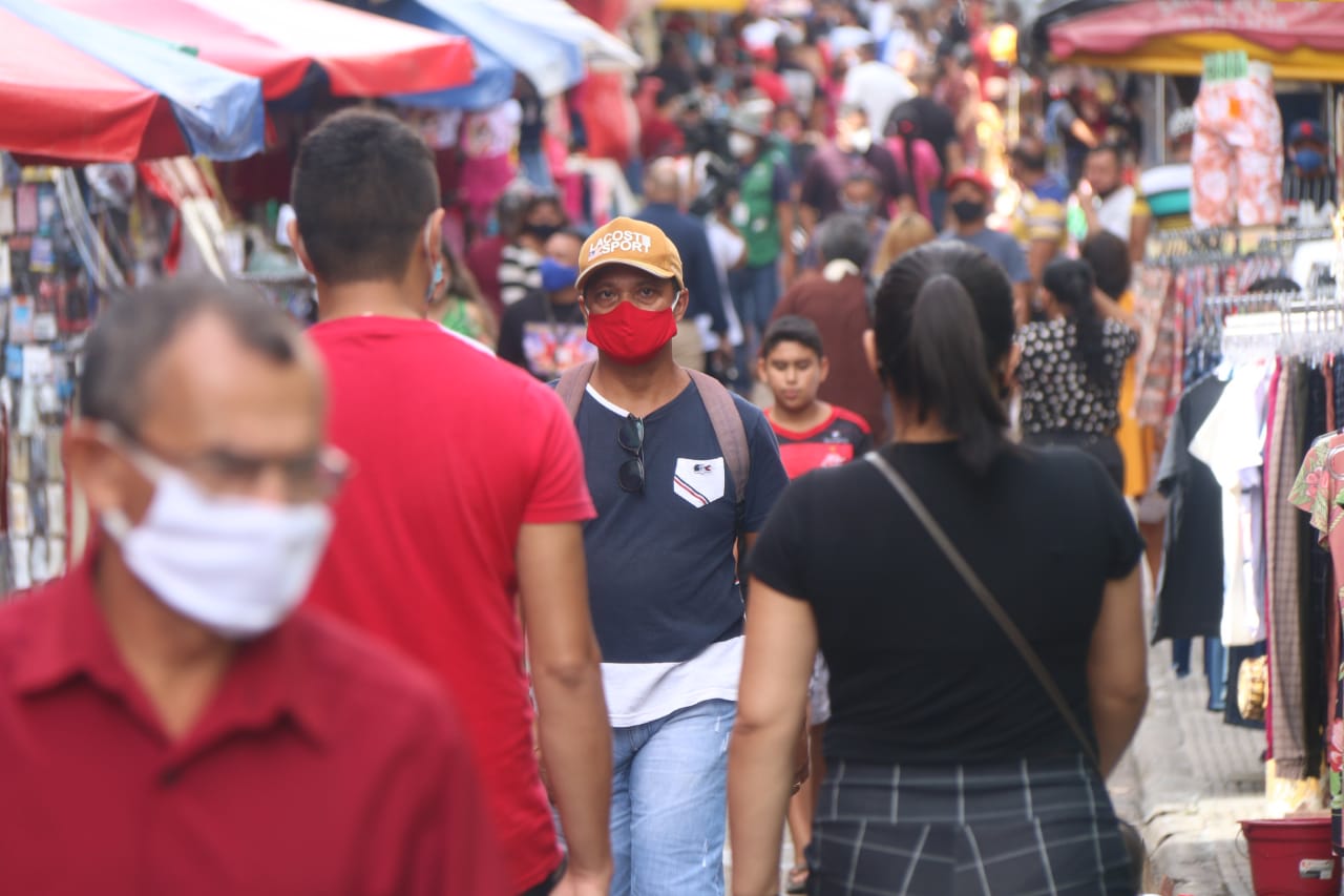 População lota o Centro de Manaus em primeiro dia da reabertura do comércio