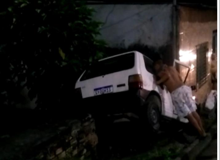 Mulher morre atropelada na calçada de casa em Manaus por carro desgovernado