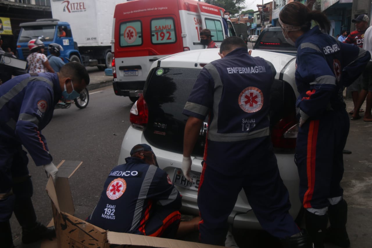 Motociclista morre ao parar debaixo de carro em acidente grave em Manaus