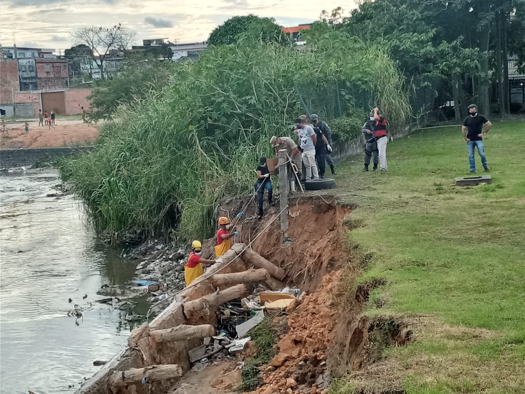 Sem cabeça, corpo é encontrado boiando em igarapé de Manaus 