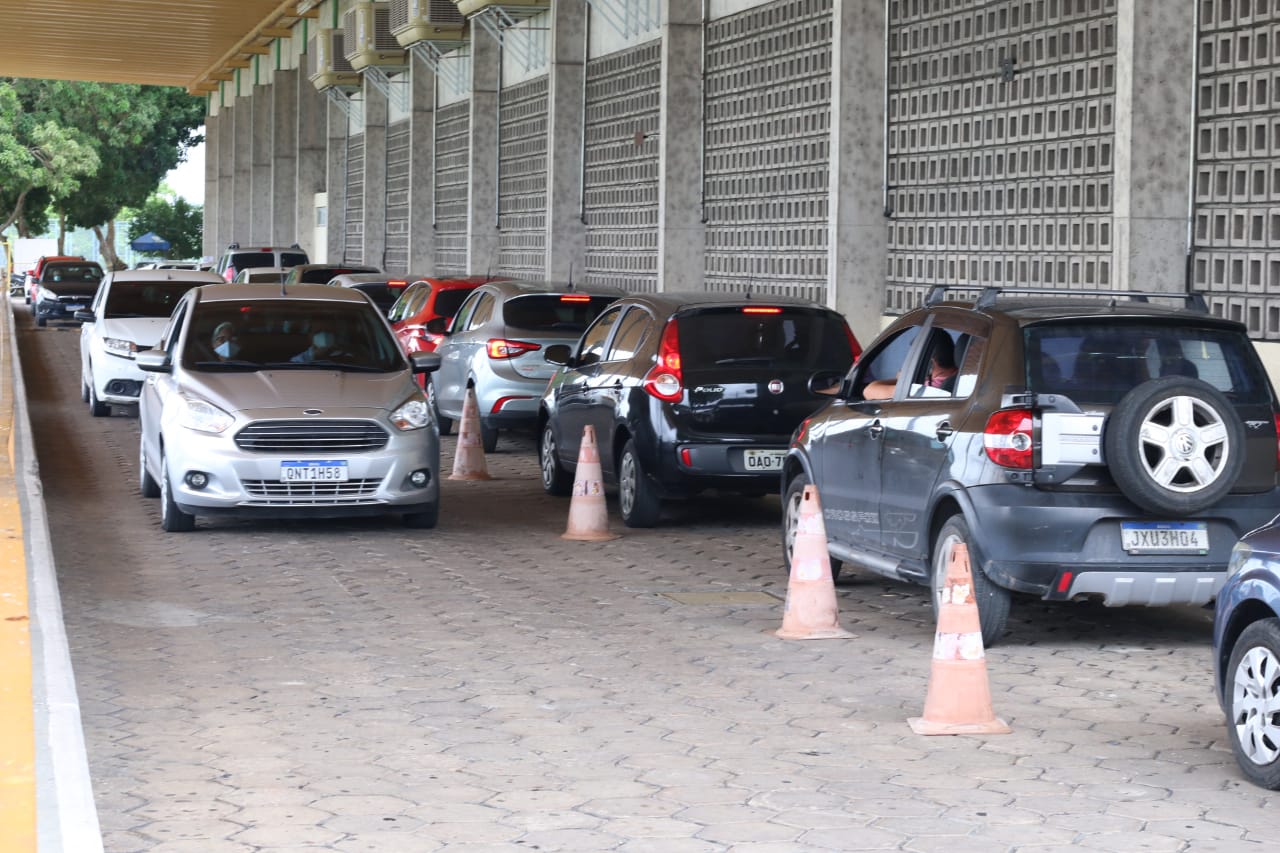 Idosos enfrentam filas para receber vacina contra covid em postos de Manaus