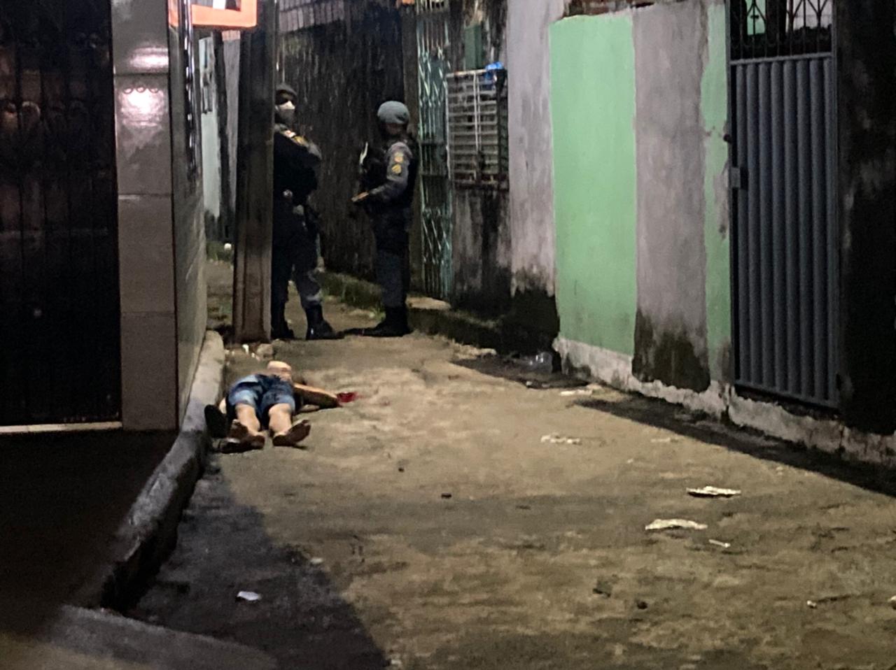 Homem é assassinado enquanto caminhava em beco na Compensa