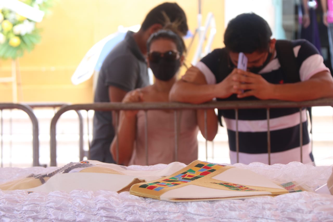 À distância, fiéis dão o último adeus a Dom Sérgio Castriani em Manaus