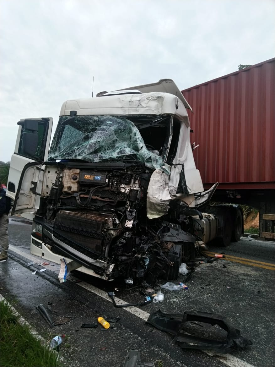 Acidente gravíssimo entre carretas bloqueia BR-174; veja vídeo