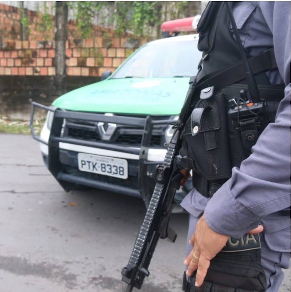 Assaltante cai de moto e é baleado durante fuga em Manaus