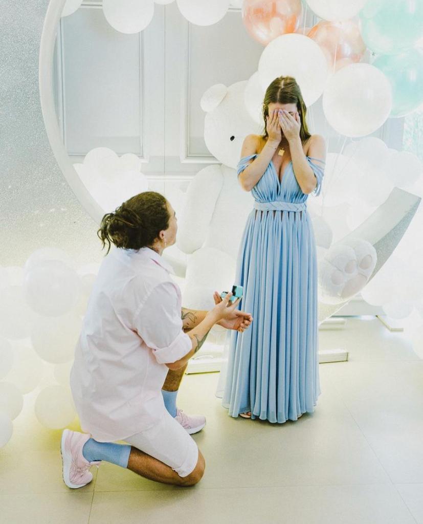 Whindersson surpreende e pede Maria Lina em casamento durante chá revelação