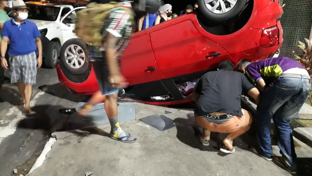 Populares entram em desespero ao tentar salvar vítima de acidente em Manaus
