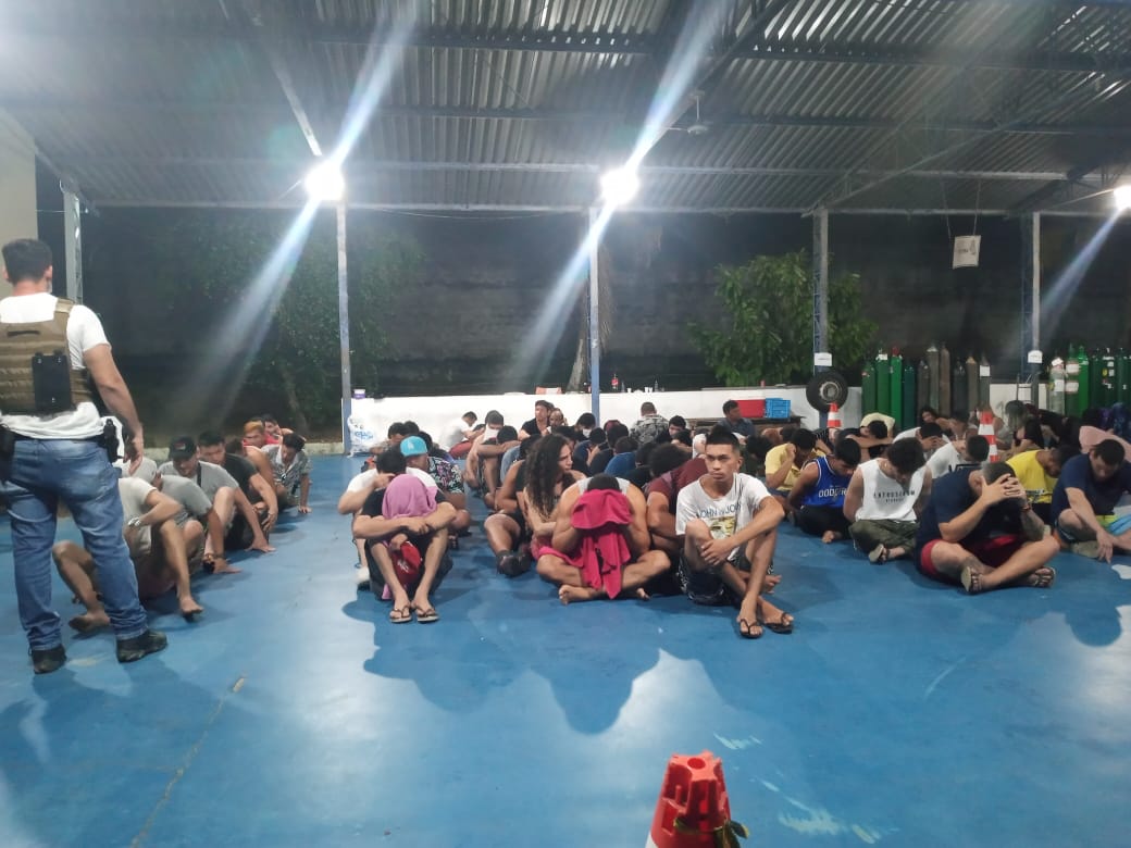 100 são presos em festa clandestina regada a drogas e DJ italiano na BR-174