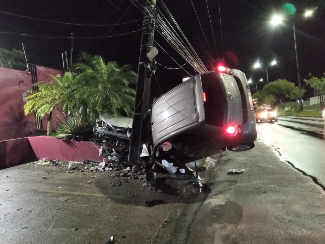 Carro fica pendurado em poste na saída de motel em Manaus