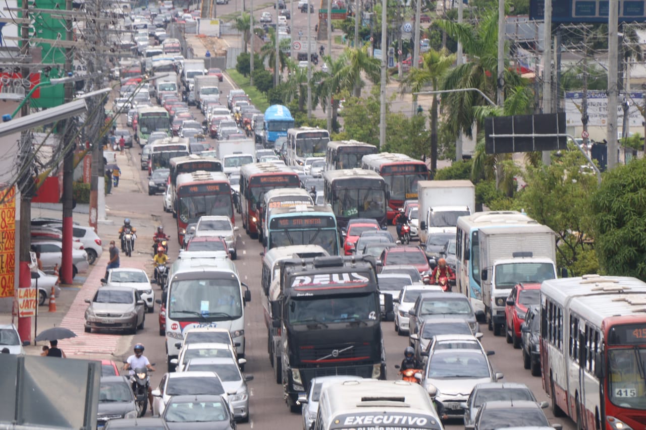 Cratera provoca congestionamento quilométrico na avenida Torquato Tapajós