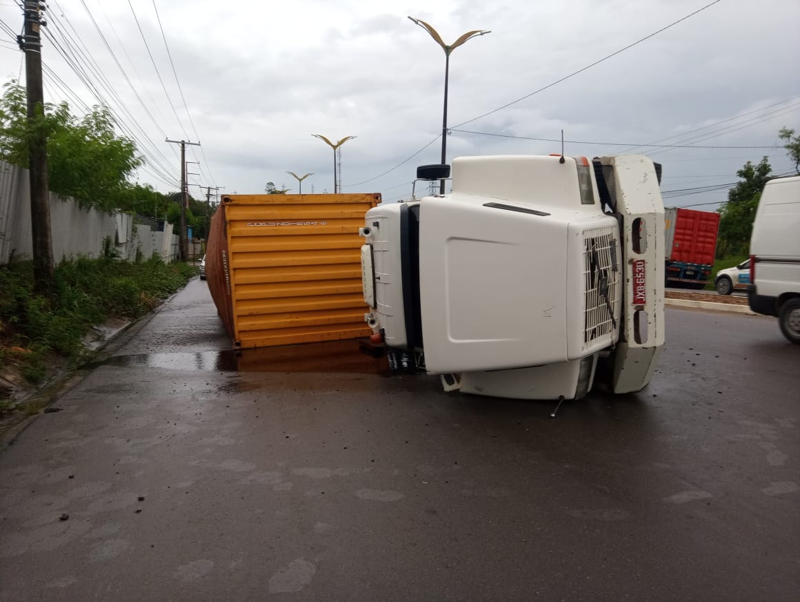 Carreta tomba ao tentar evitar acidente com carro de auto escola em Manaus