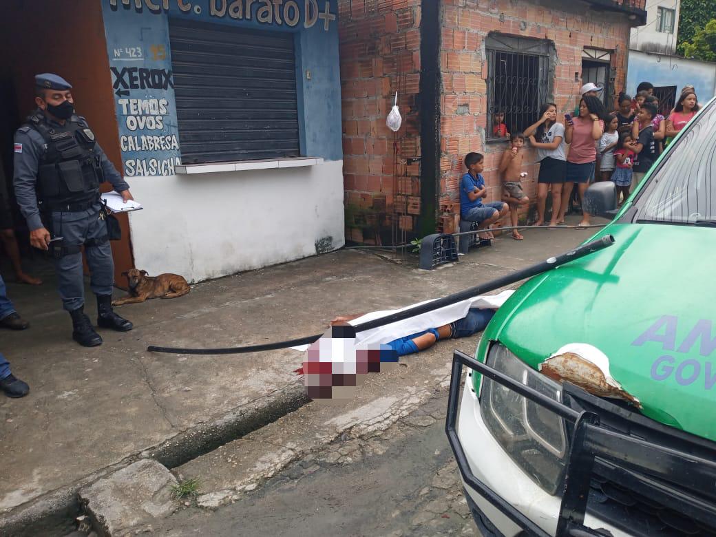 Jovem é assassinado na frente de crianças em plena luz do dia em Manaus